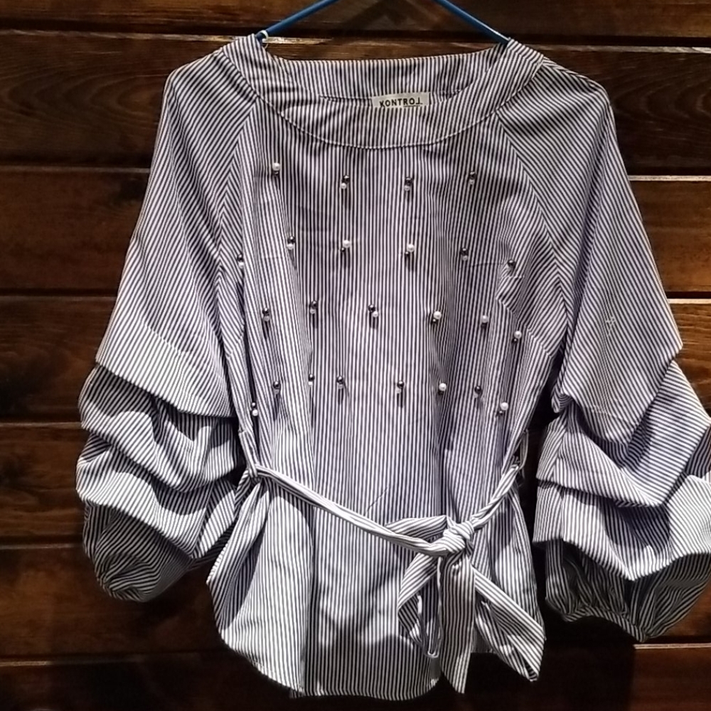 Ruffled long sleeve ,blue and white top